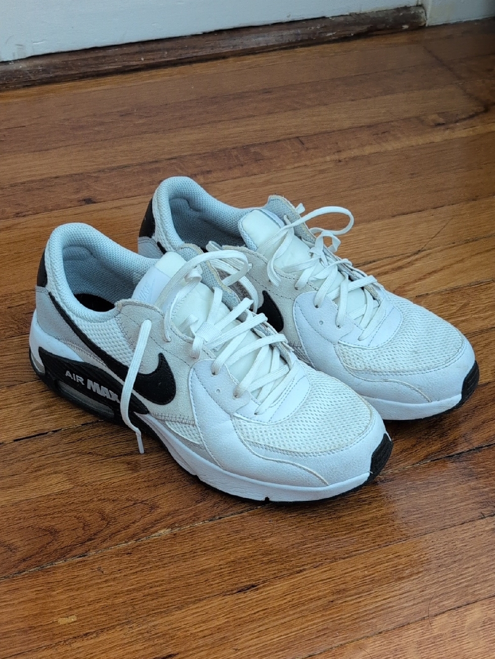Nike Air Max Excee White and Black Men’s Athletic Sneakers Size 9.5